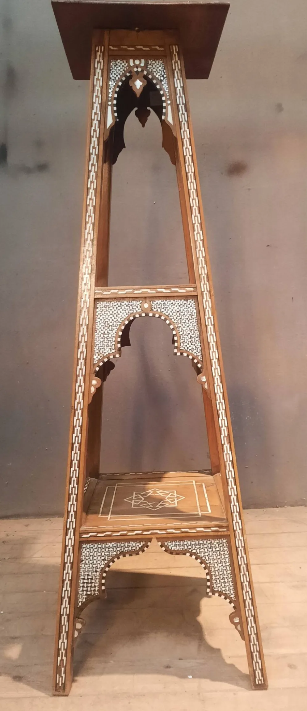 Selette orientale en bois et nacre