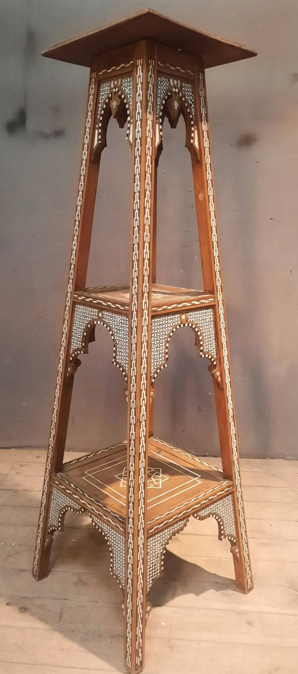 Selette orientale en bois et nacre