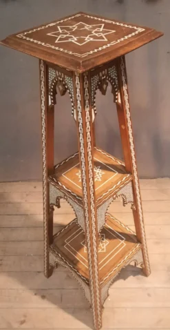 Selette orientale en bois et nacre