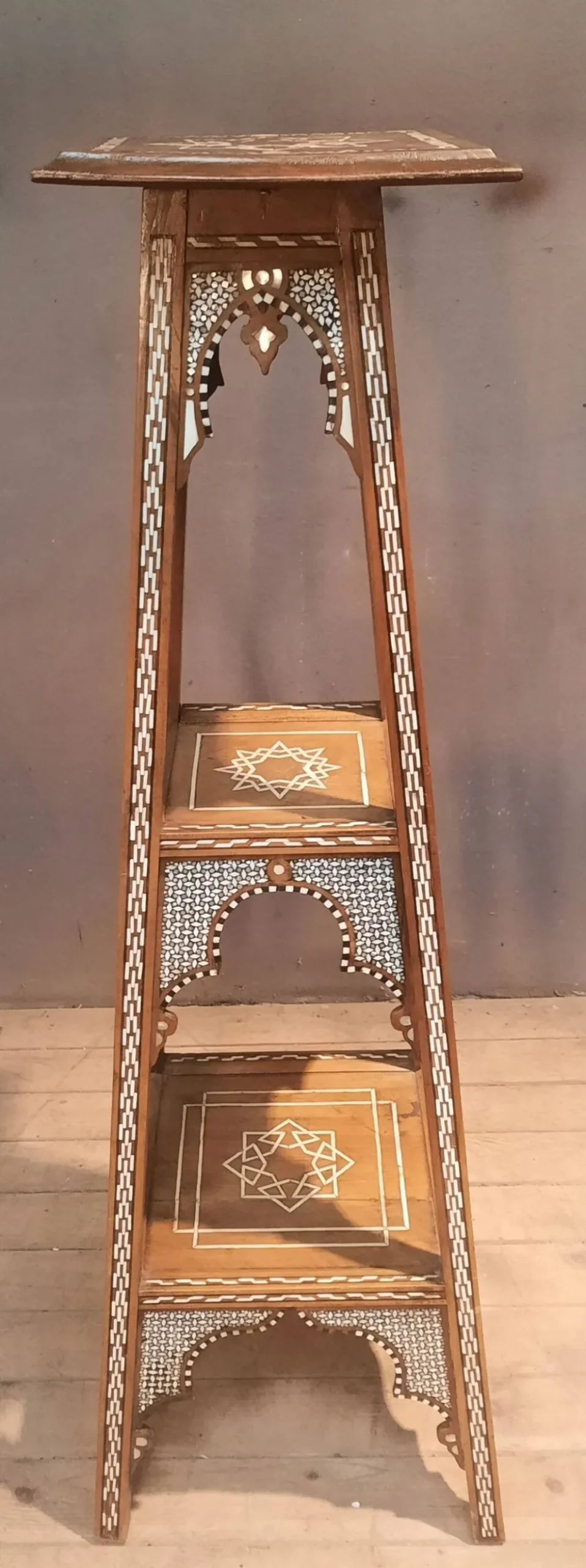 Selette orientale en bois et nacre