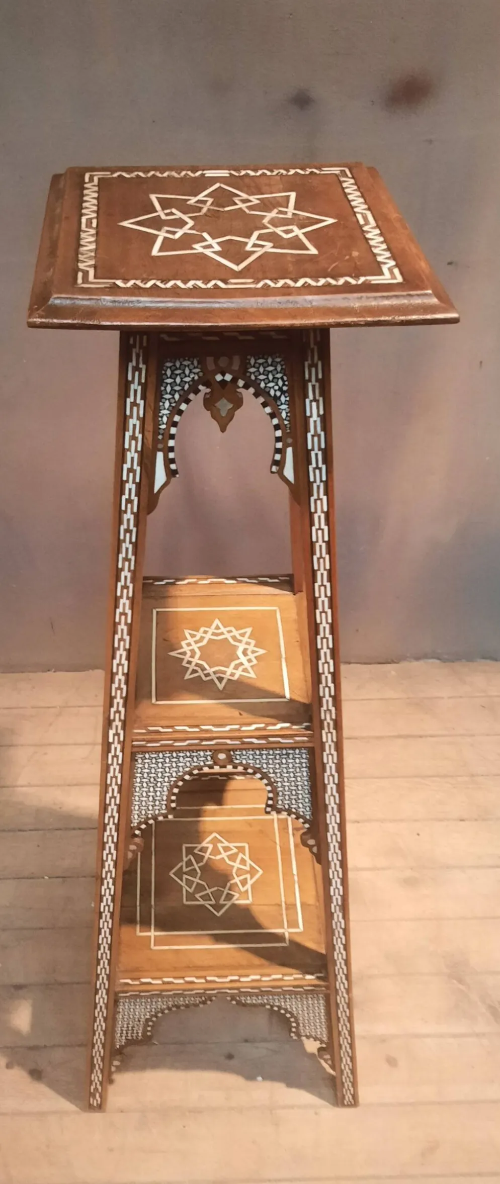 Selette orientale en bois et nacre
