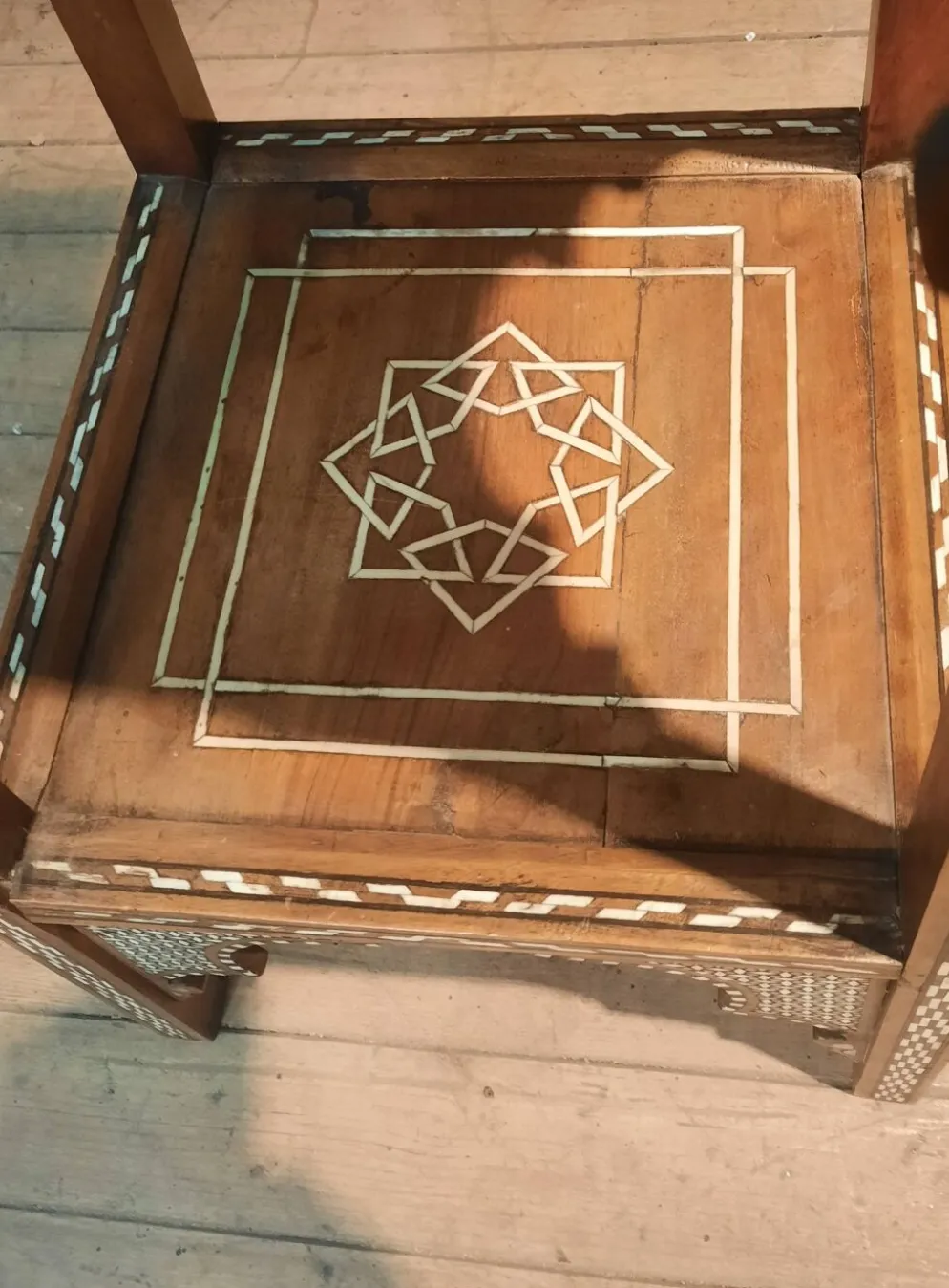 Selette orientale en bois et nacre