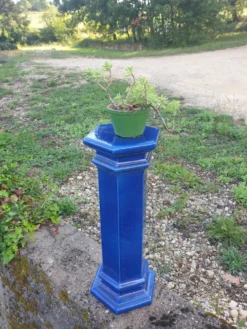 Sellette - colonne en faïence bleue