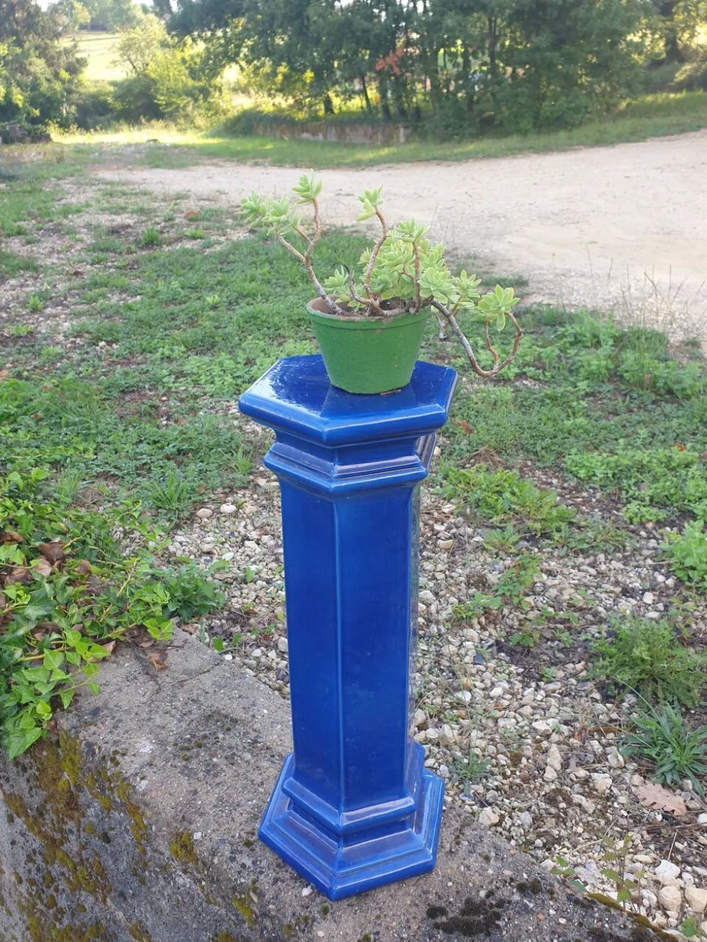 Sellette - colonne en faïence bleue