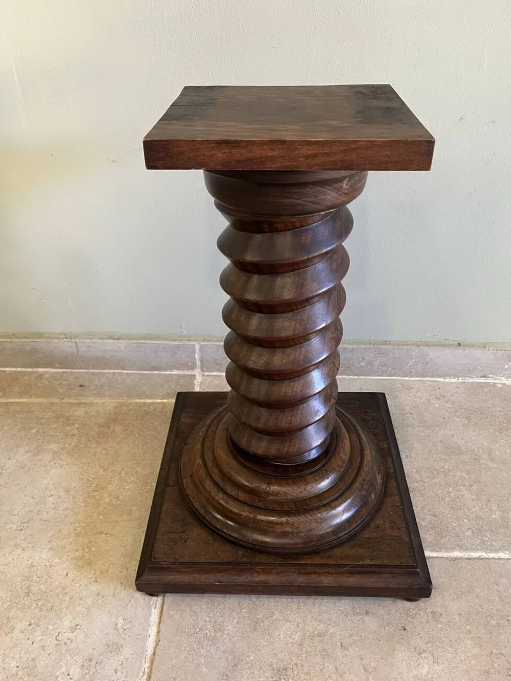 Sellette colonne torsadée style vis de pressoir