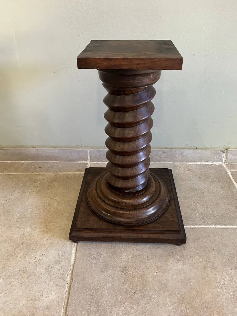 Sellette colonne torsadée style vis de pressoir