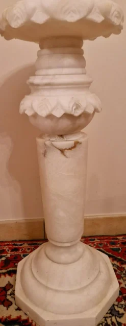 Sellette en albâtre espagnol sculpté Piédestal décoratif XXe siècle 66 cm
