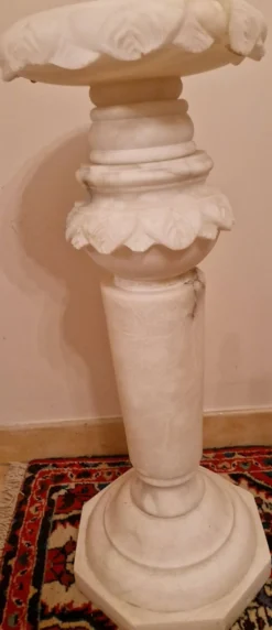 Sellette en albâtre espagnol sculpté Piédestal décoratif XXe siècle 66 cm