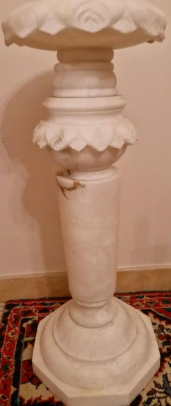 Sellette en albâtre espagnol sculpté Piédestal décoratif XXe siècle 66 cm