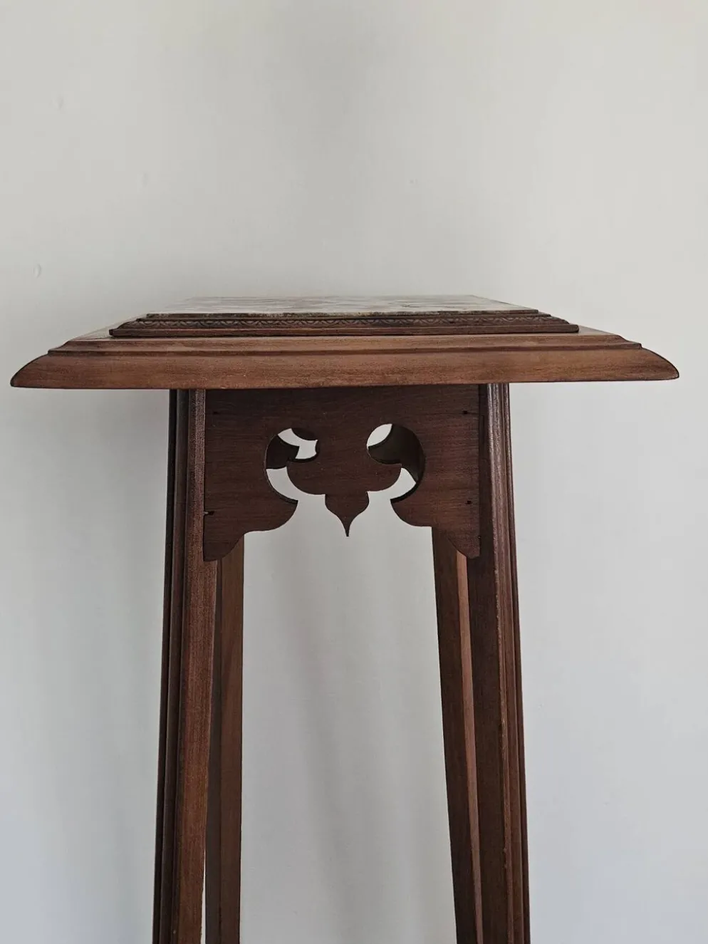 Sellette porte-plante haute en bois sculpté et marbre Art nouveau