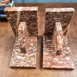 Serre-livres anciens en marbre rose – Paire Art Déco vintage