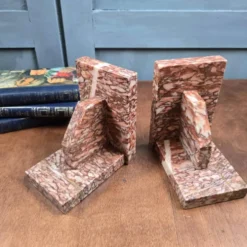 Serre-livres anciens en marbre rose – Paire Art Déco vintage