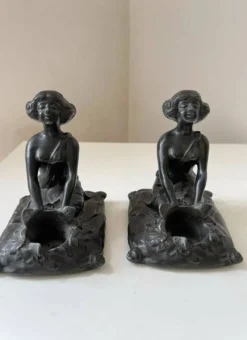 Serre-livres Art nouveau en régule figurant une femme, 1900
