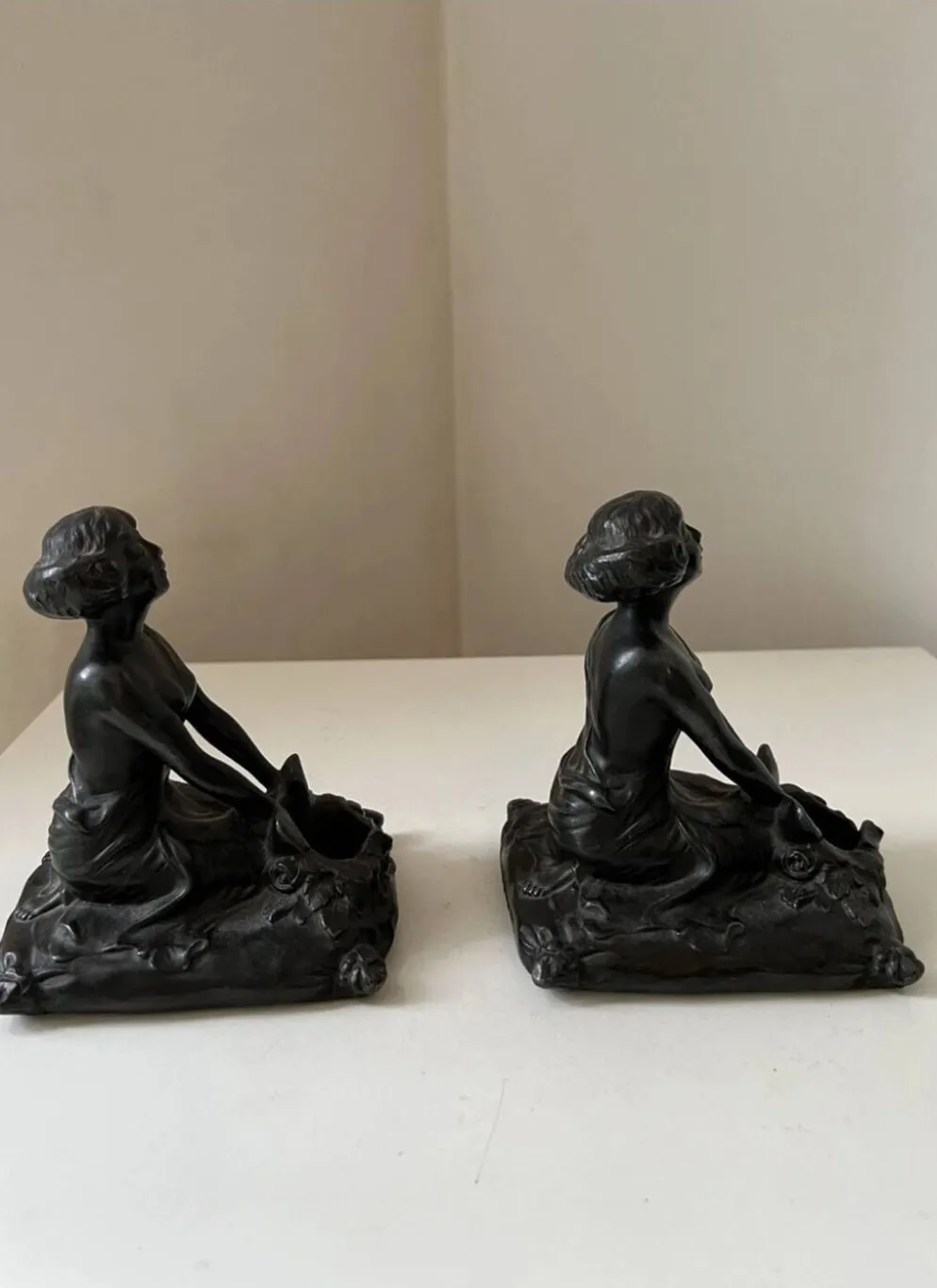 Serre-livres Art nouveau en régule figurant une femme, 1900