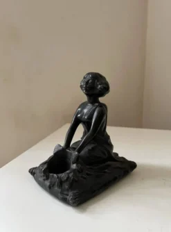 Serre-livres Art nouveau en régule figurant une femme, 1900