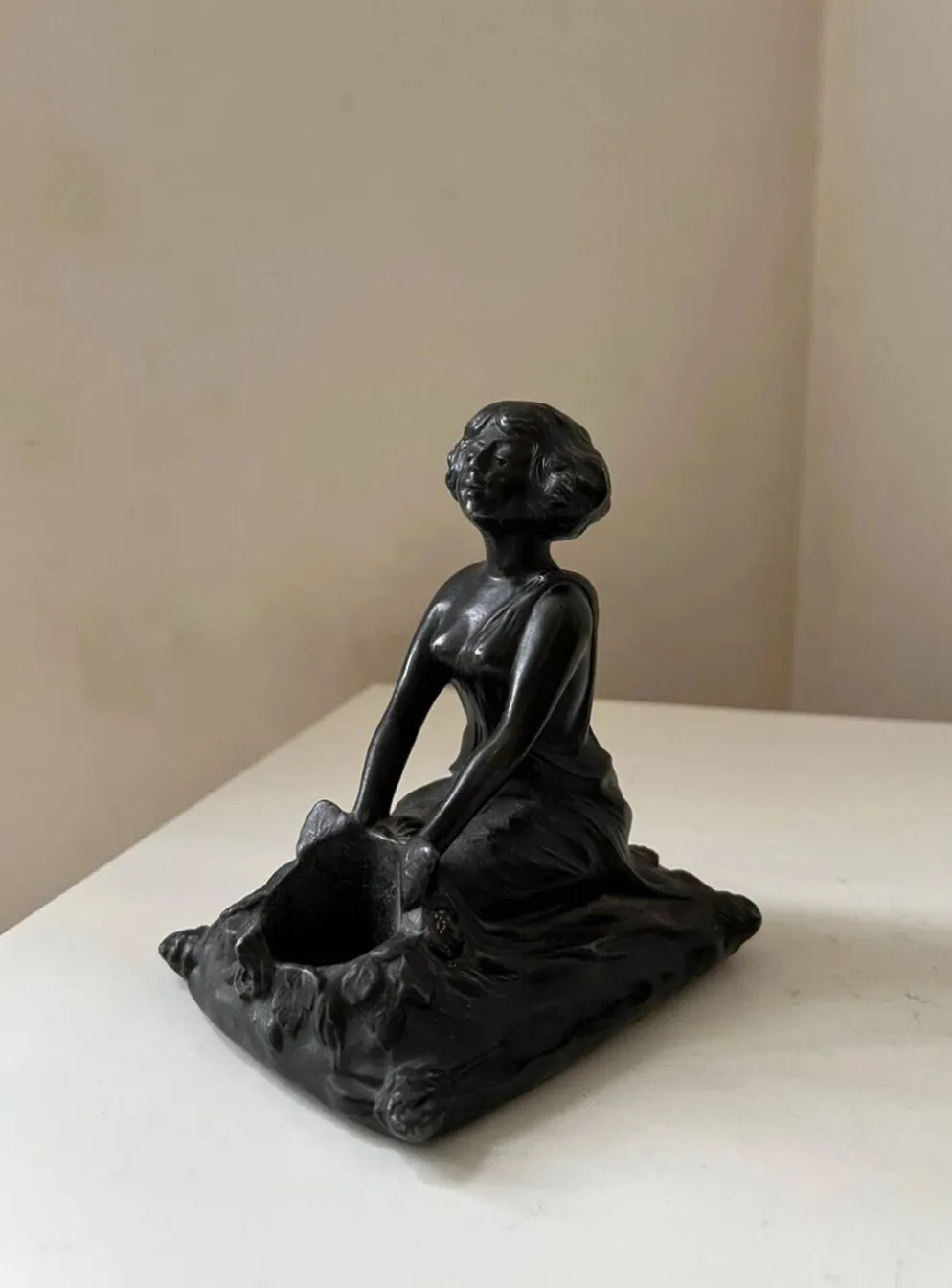 Serre-livres Art nouveau en régule figurant une femme, 1900