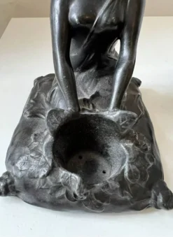 Serre-livres Art nouveau en régule figurant une femme, 1900