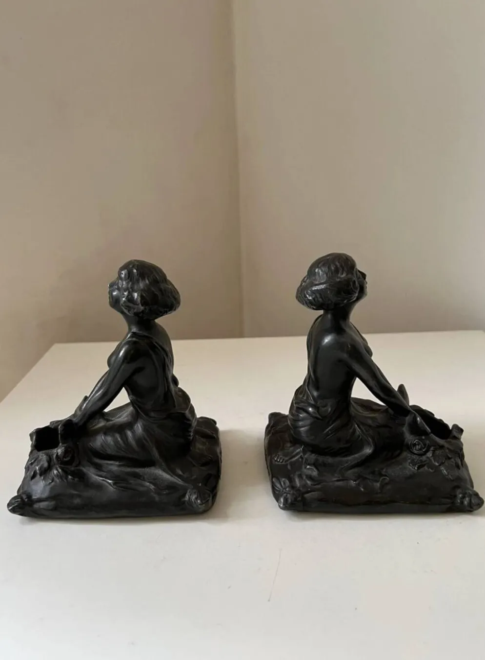 Serre-livres Art nouveau en régule figurant une femme, 1900
