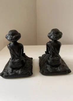 Serre-livres Art nouveau en régule figurant une femme, 1900