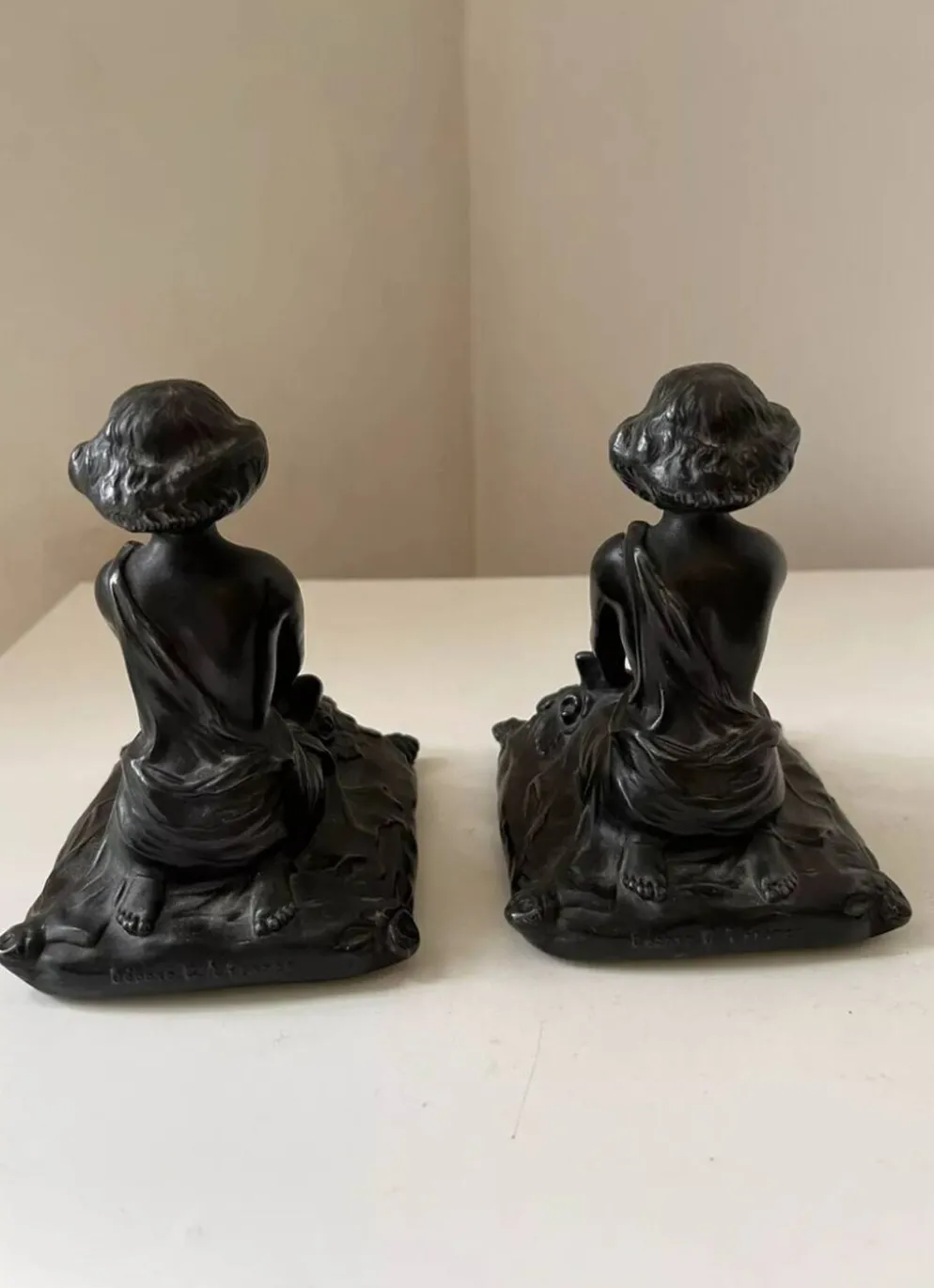 Serre-livres Art nouveau en régule figurant une femme, 1900