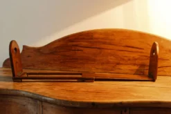 Serre livres en acajou et laiton ciselé
