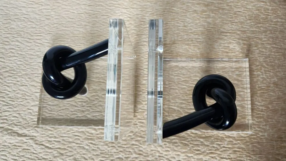 Serre-livres en plexiglas et tubes noirs noués, design années 1980