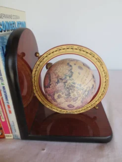 Serre- livres formica et globes terrestres