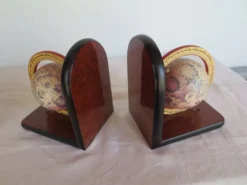 Serre- livres formica et globes terrestres