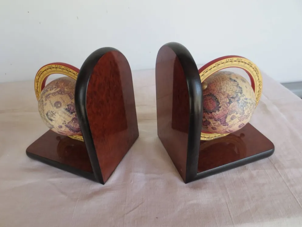 Serre- livres formica et globes terrestres