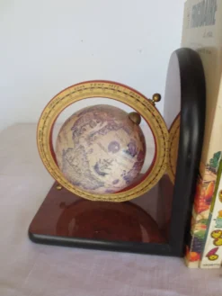 Serre- livres formica et globes terrestres