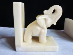 Serre-livres éléphants en albâtre, Paire de serre-livres éléphants.