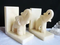 Serre-livres éléphants en albâtre, Paire de serre-livres éléphants.