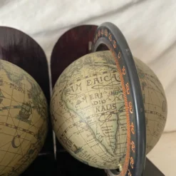 Serre livres mappemonde globes terrestre