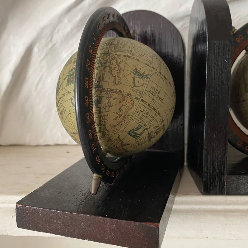 Serre livres mappemonde globes terrestre