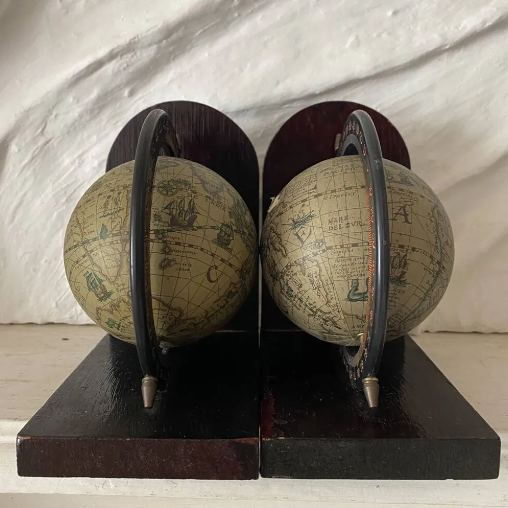 Serre livres mappemonde globes terrestre