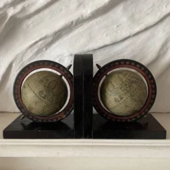 Serre livres mappemonde globes terrestre