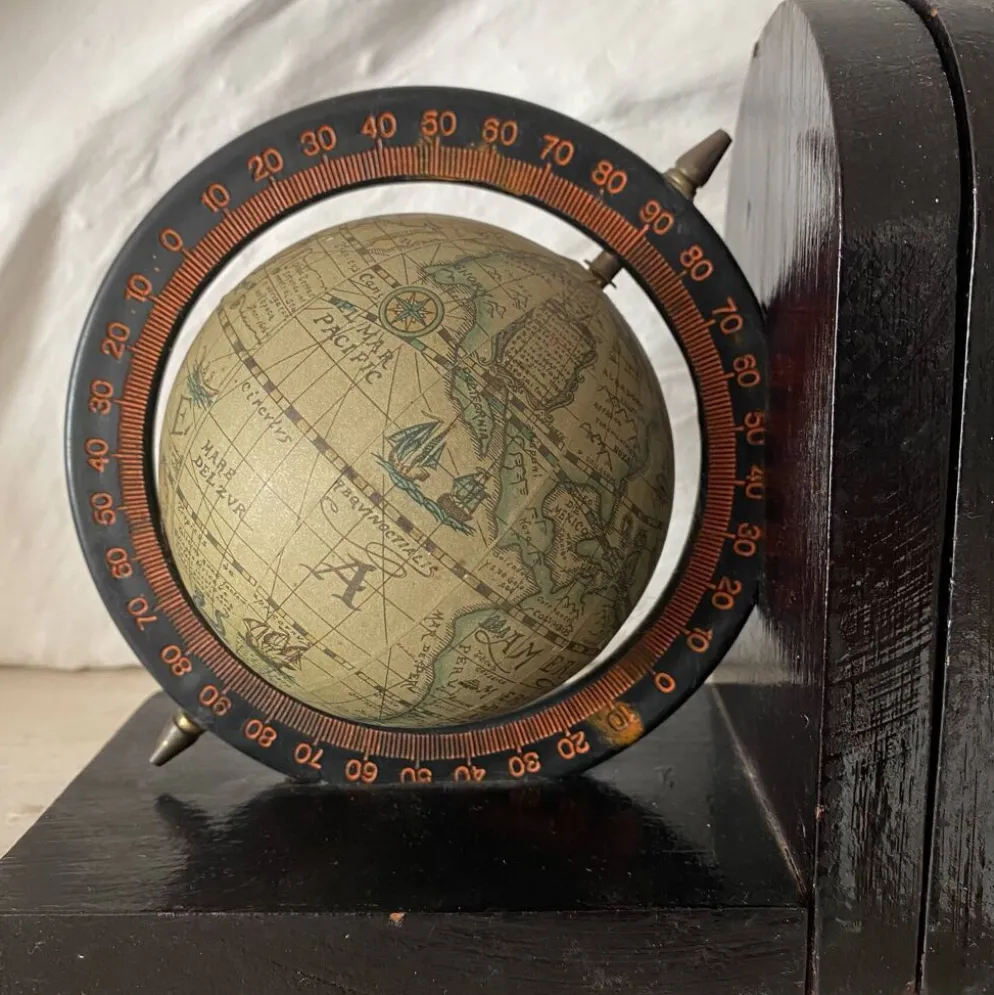 Serre livres mappemonde globes terrestre