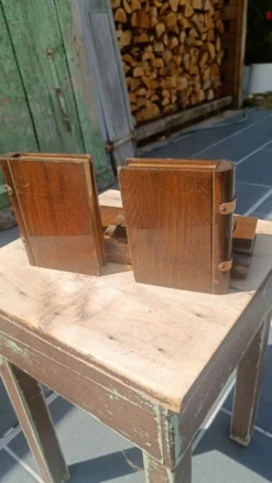 Serre-livres trompe-l'œil en bois livre et boite