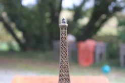 Serre-livre Tour Eiffel vintage en métal patiné sur socle en marbre