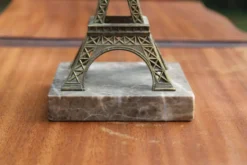 Serre-livre Tour Eiffel vintage en métal patiné sur socle en marbre