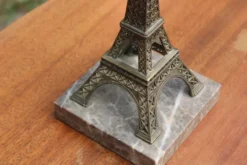 Serre-livre Tour Eiffel vintage en métal patiné sur socle en marbre