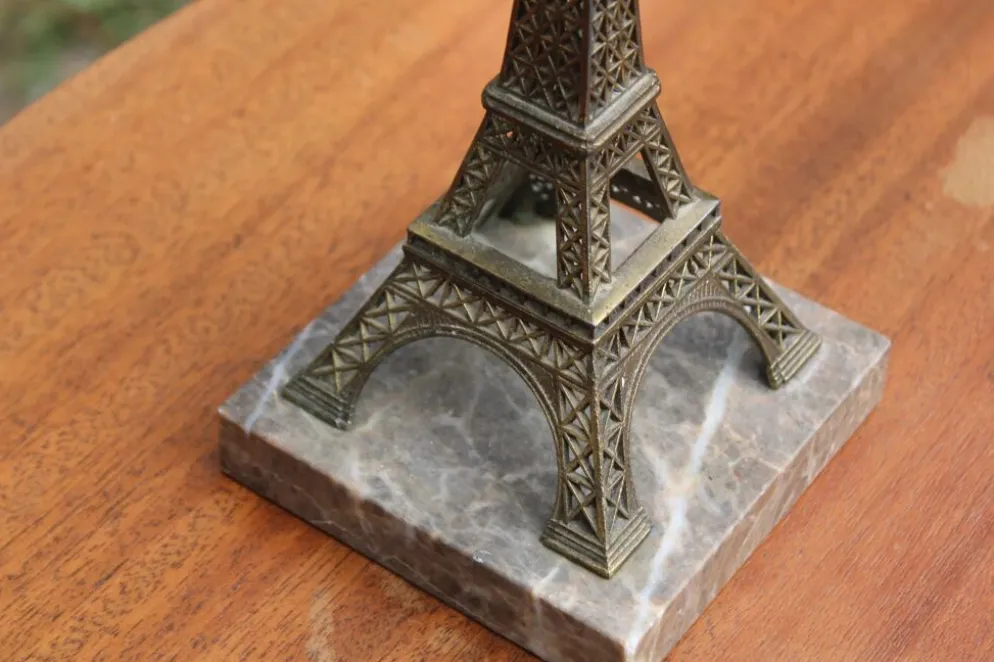 Serre-livre Tour Eiffel vintage en métal patiné sur socle en marbre