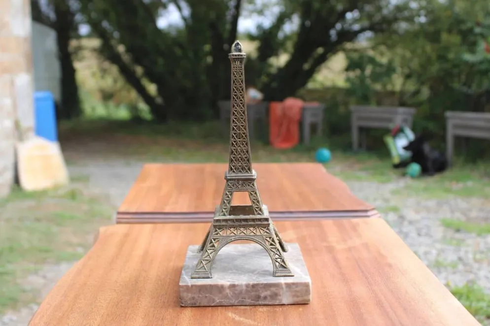Serre-livre Tour Eiffel vintage en métal patiné sur socle en marbre