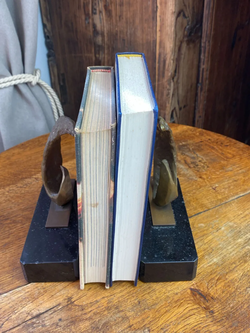 Serres-livres en bronze et marbre