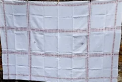 service de table ancien rouge et blanc " DB" nappe 1m55x2m20 et ses 12 serv