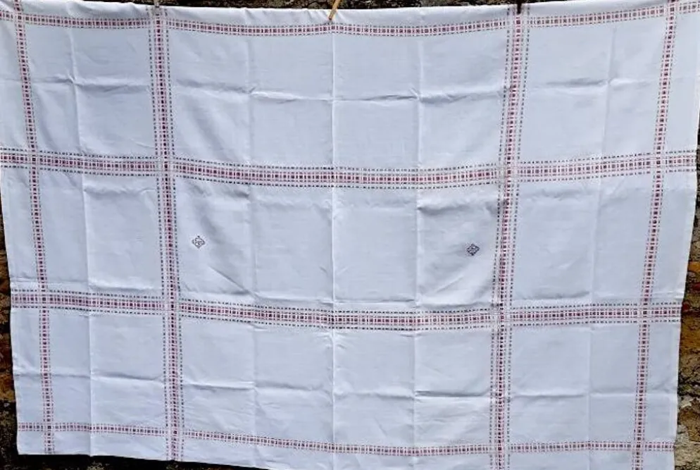 service de table ancien rouge et blanc " DB" nappe 1m55x2m20 et ses 12 serv