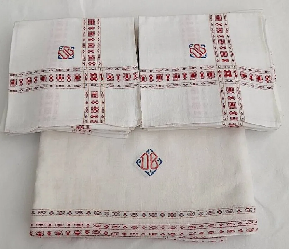 service de table ancien rouge et blanc " DB" nappe 1m55x2m20 et ses 12 serv
