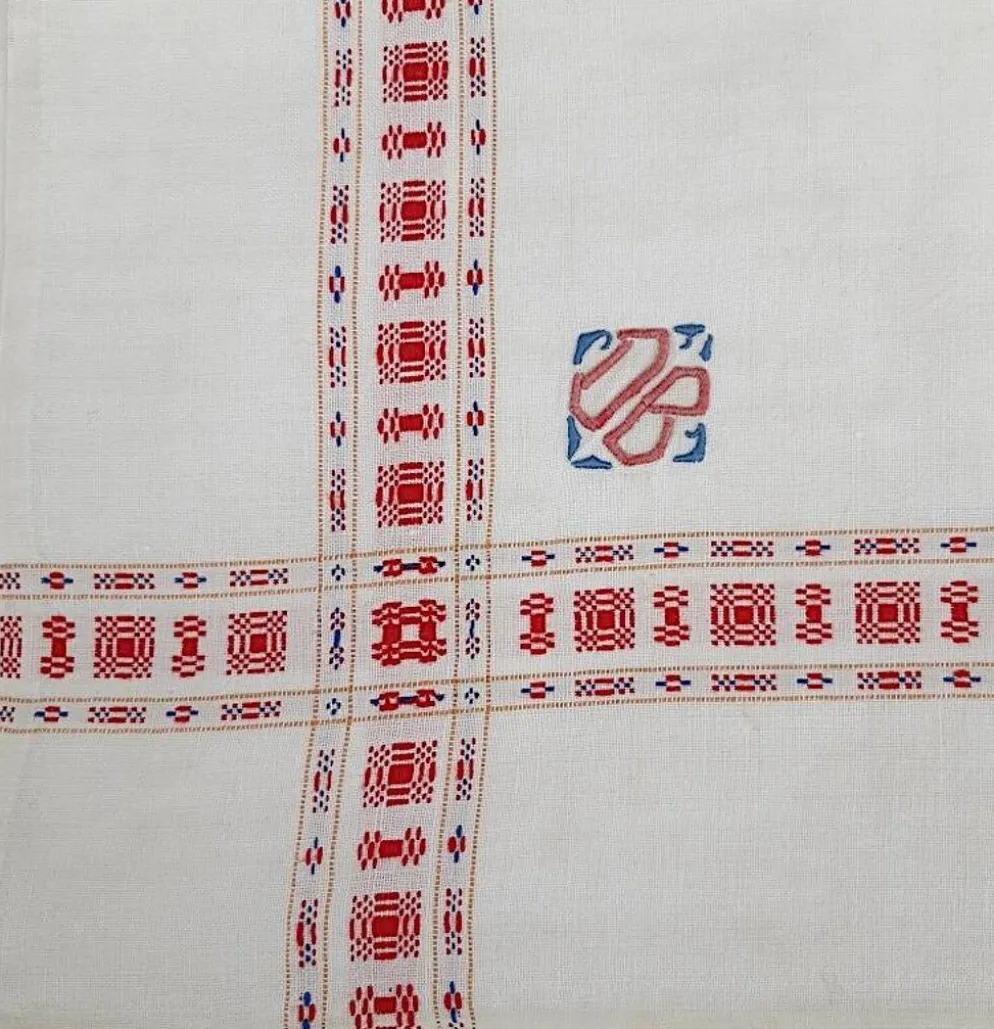 service de table ancien rouge et blanc " DB" nappe 1m55x2m20 et ses 12 serv