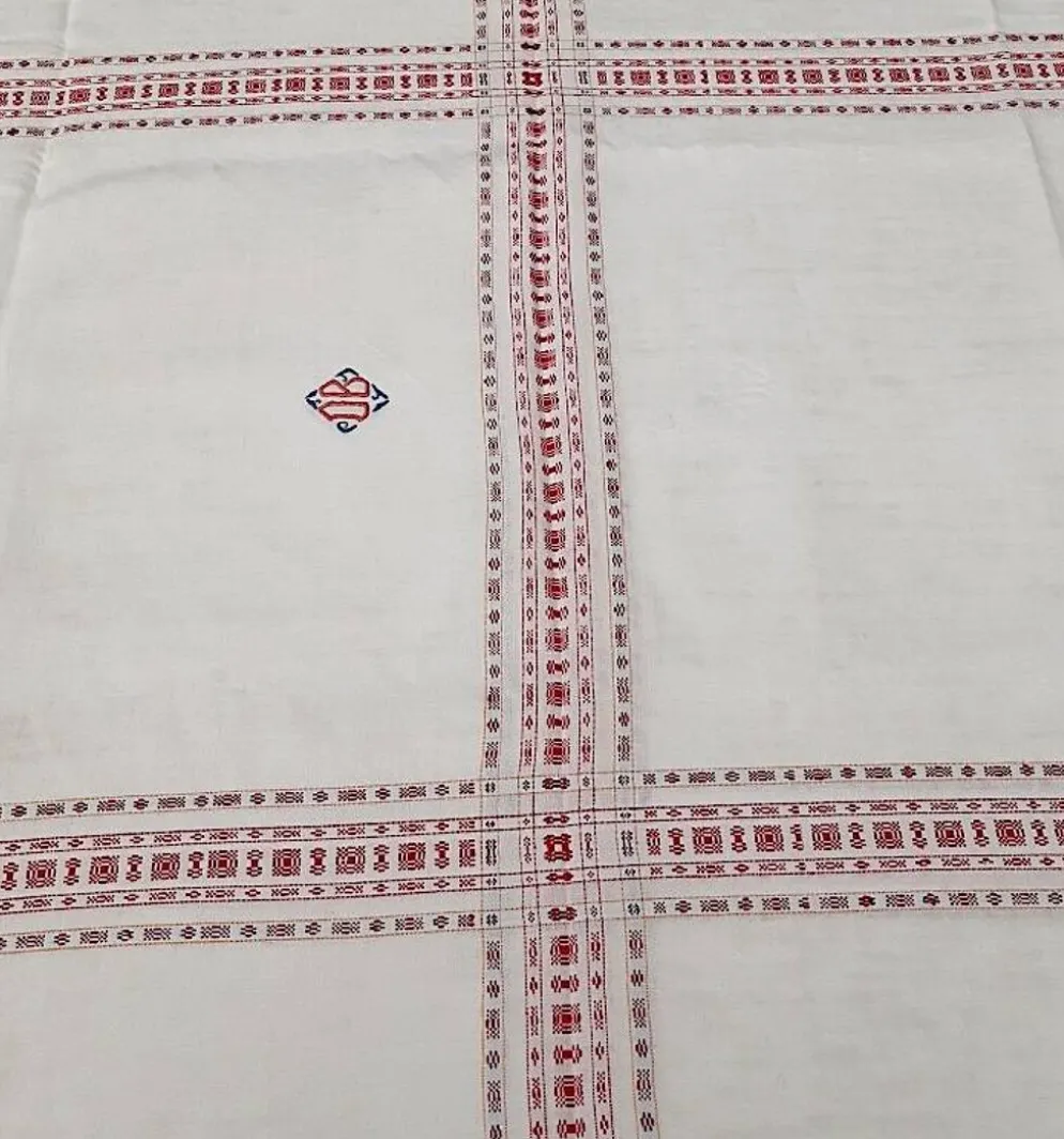 service de table ancien rouge et blanc " DB" nappe 1m55x2m20 et ses 12 serv