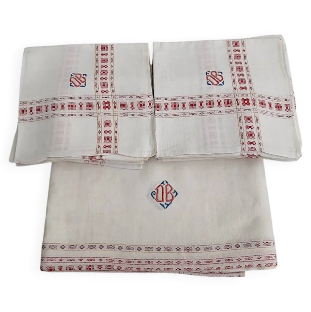 service de table ancien rouge et blanc " DB" nappe 1m55x2m20 et ses 12 serv